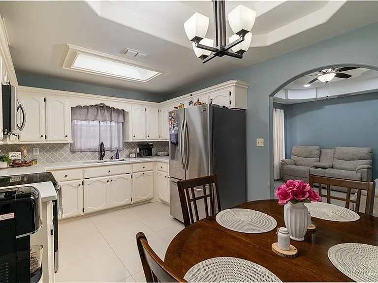 1510 Arboledas Dr — Photo 5