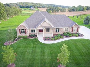 S86W33025 Isabelle Dr, Mukwonago, WI 53149