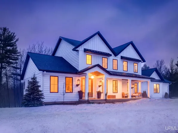 2002 Maple Ridge Dr, Marquette, MI 49855