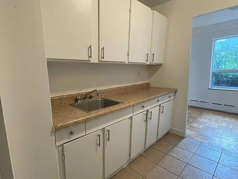 325A James St S #107 — Photo 2