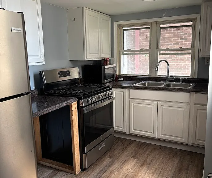135-137 W River St #135 — Photo 4