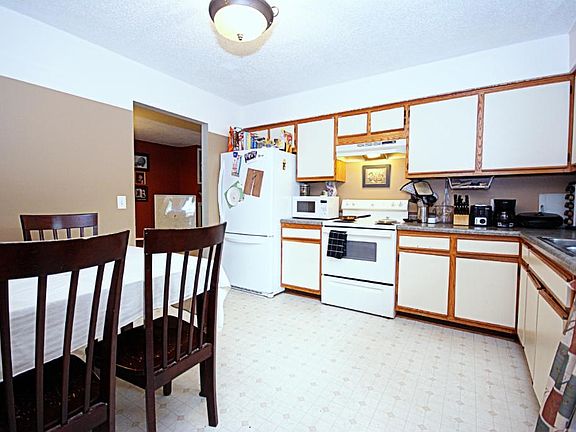 4th image of 719 23rd Ave N