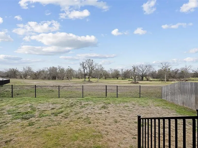 5211 Friars Loop — Photo 28