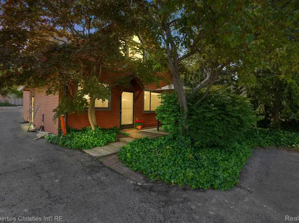 5617 Putnam Dr, West Bloomfield, MI 48323