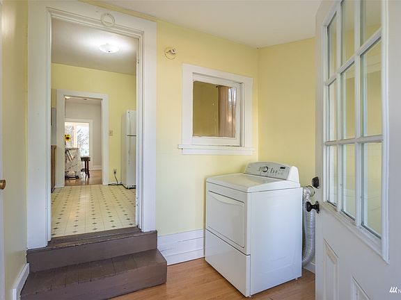 4th image of 701 N Nanum St