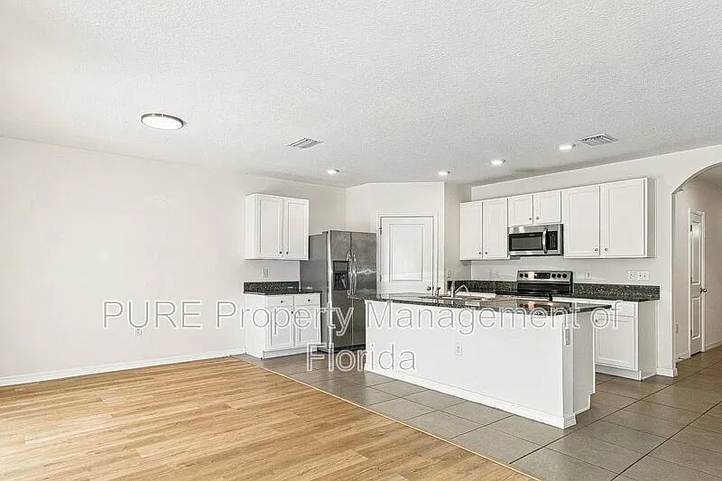 4 bed, 2.0 bath, 1827 sqft, $1,945 — Photo 3