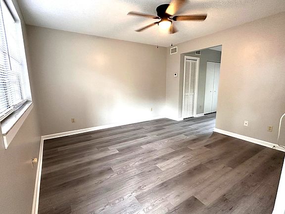 3rd image of 828 Nottingham Dr APT C