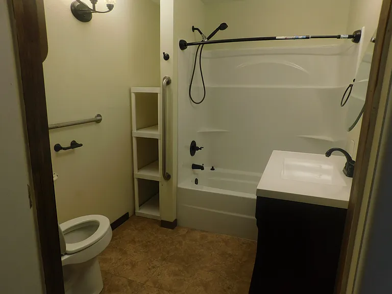 1007 Davis St N — Photo 9