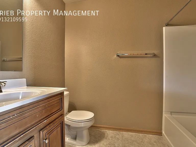824 Woodson Ct — Photo 17