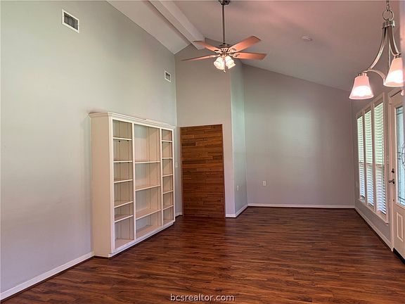 5th image of 6015 Los Robles Dr APT A