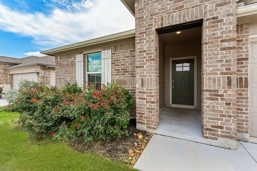 Spacious 4-Bed Home with Fenced Yard and Island Kitchen in Seguin 1428 Redwood Crk — Photo 3