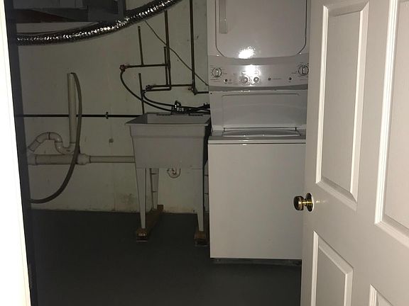 3rd image of 458 Oak St