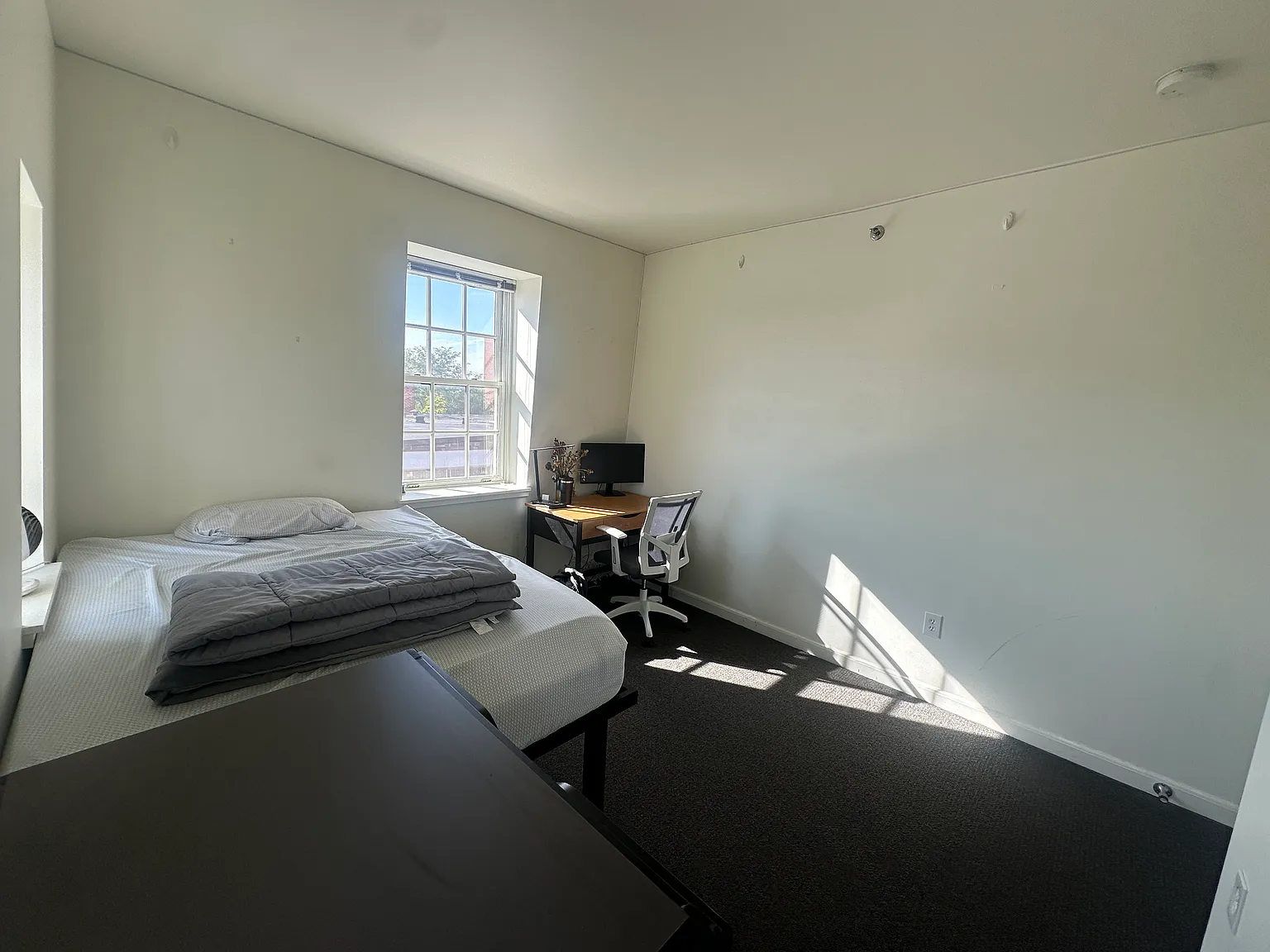 6 bed, 1436 sqft, $1,000 — Photo 2
