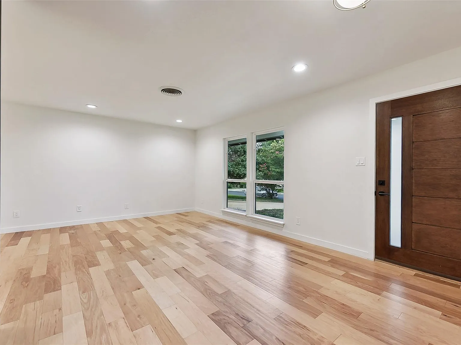 3 bed, 2.0 bath, 1351 sqft, $2,700 — Photo 3