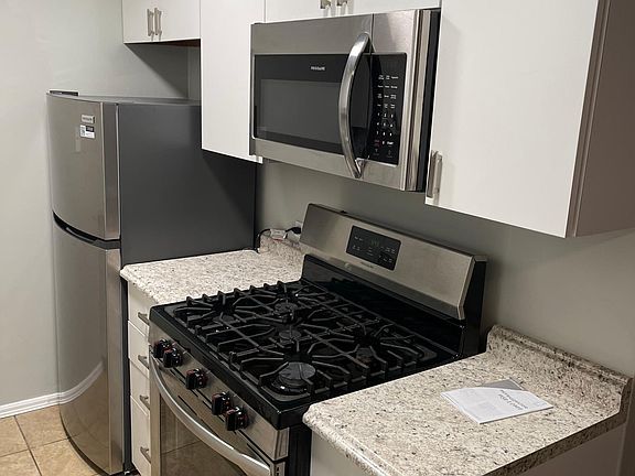 5th image of 525 N Jackson St APT 204