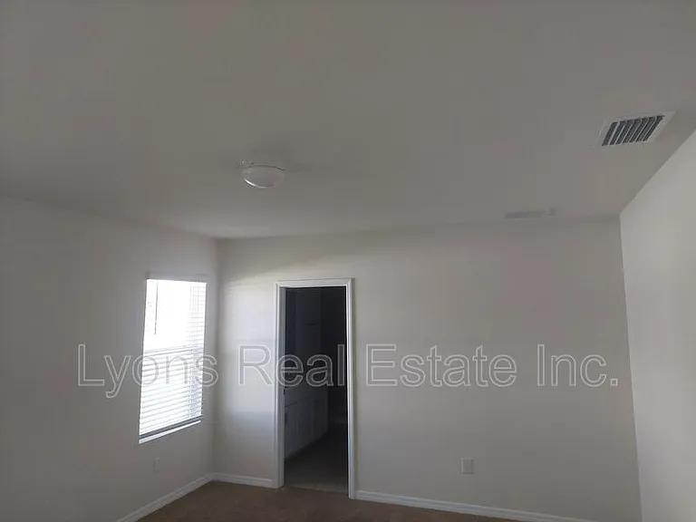 326 SW 24th Pl — Photo 7