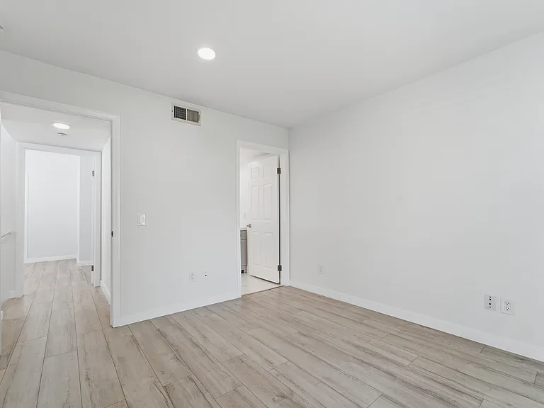 1665 Manning Ave — Photo 15