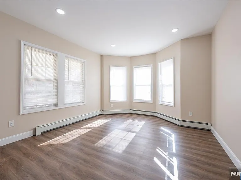 238 Van Ave — Photo 29