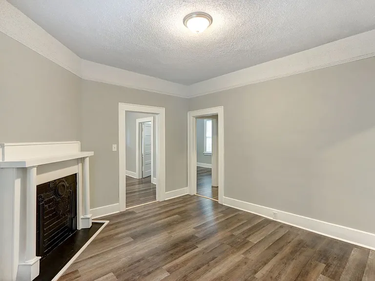 1013 W Victory Dr — Photo 6