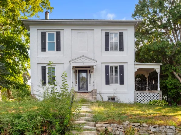 211 3rd St SW, Mount Vernon, IA 52314
