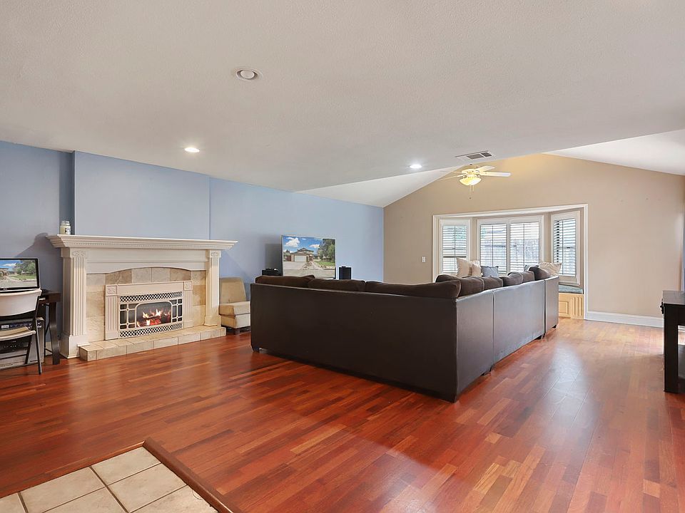 1st image of 124 Oakmeade Ct