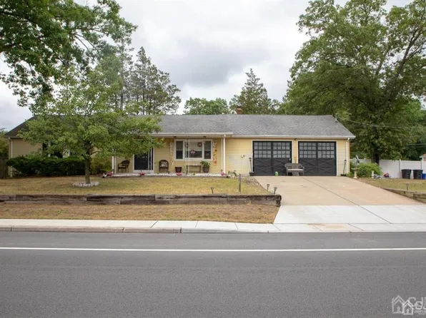 15 Old Forge Rd, Helmetta, NJ 08828