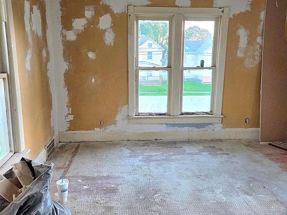 4th image of 788 E Center St