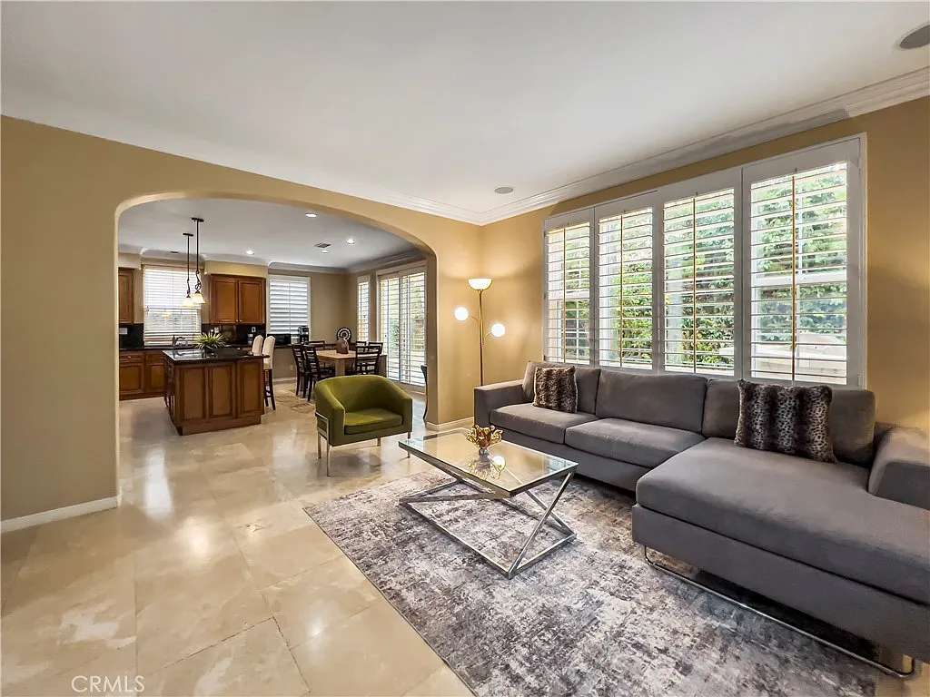 4 bed, 2.5 bath, 2460 sqft, $6,500 — Photo 3