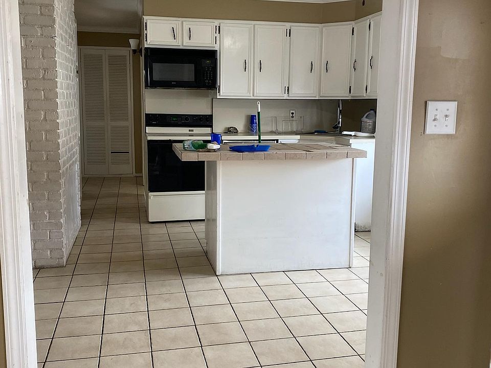 1st image of 12 Hunter Ln