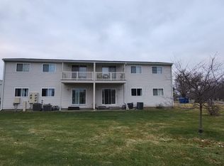3 Coventry Ln APT 2, Muscatine, IA 52761