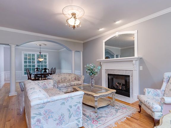 4th image of 1043 Washington Dr