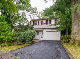 2 Braemar Cir, Cranford, NJ 07016