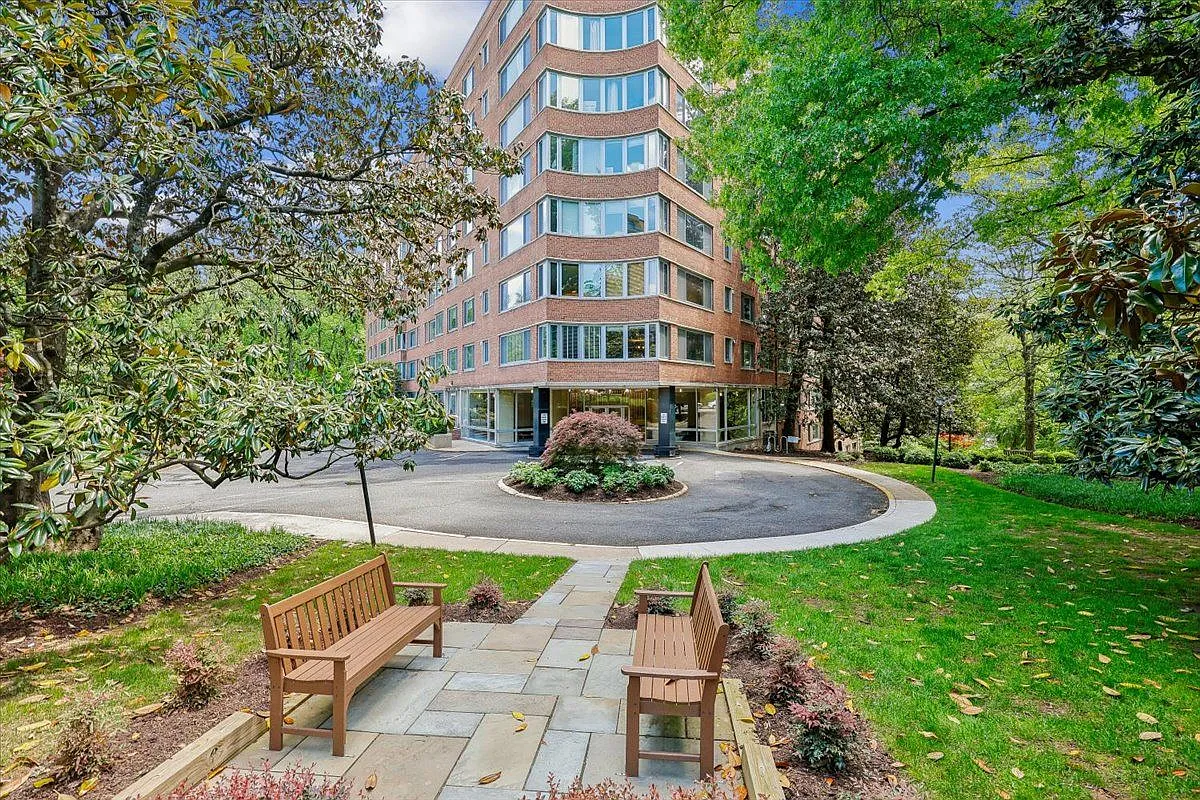2 bed, 1.0 bath, 935 sqft, $2,700 — Photo 1