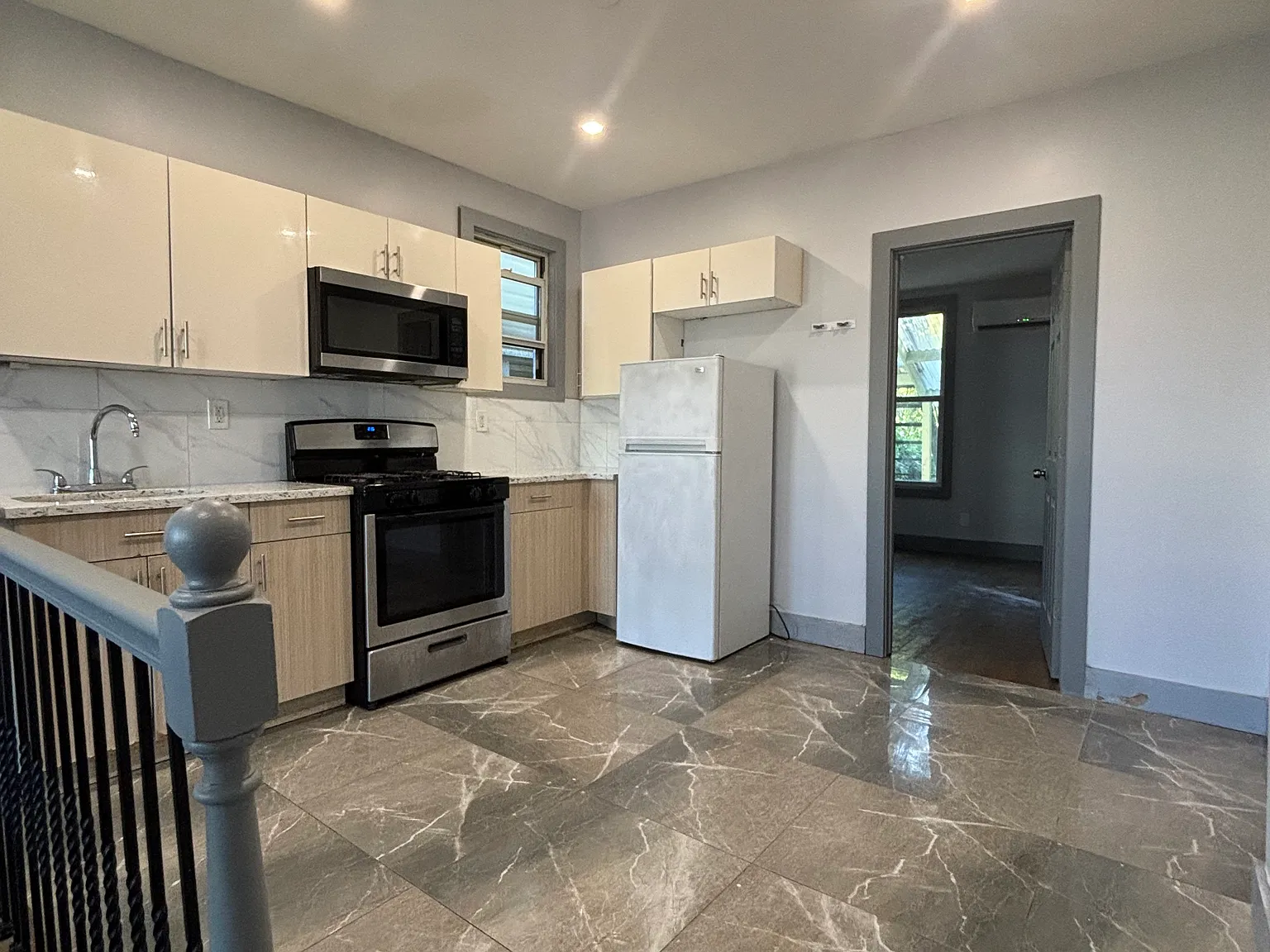 3 bed, 1200 sqft, $2,830 — Photo 2