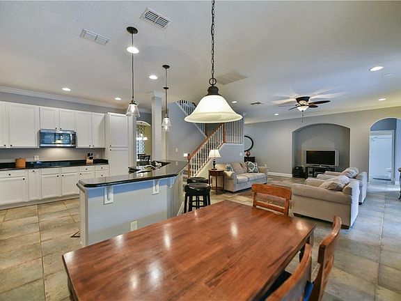 4th image of 821 Bighorn St