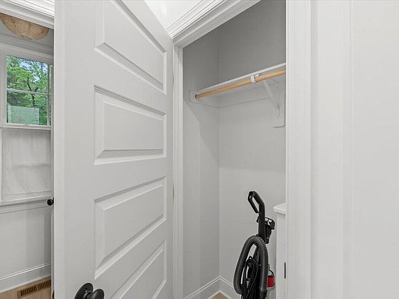 4th image of 2045 Fernwood Way