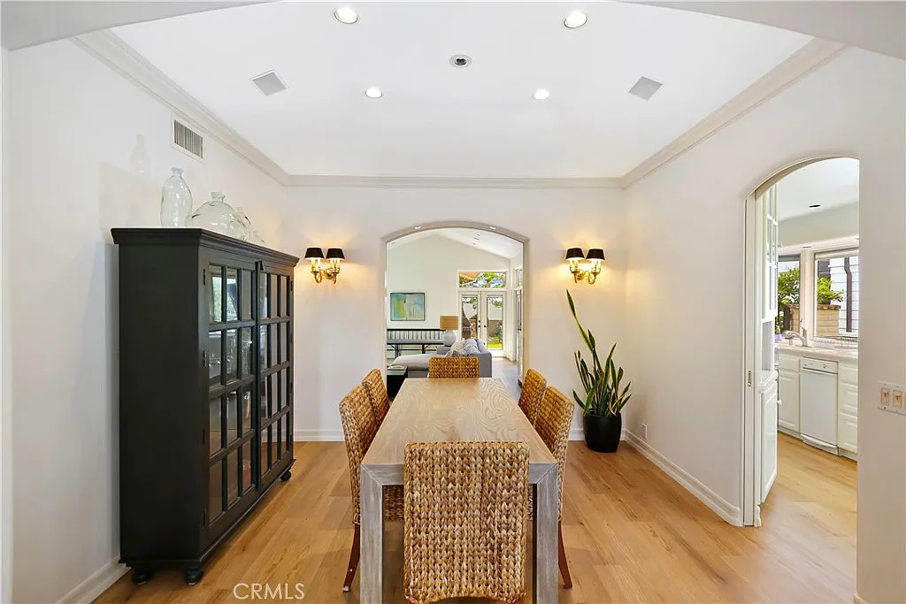 2 bed, 2.5 bath, 1761 sqft, $9,275 — Photo 4