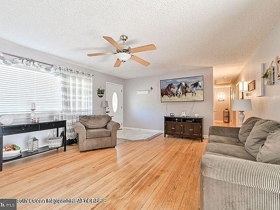 3rd image of 136 Beechtree Dr