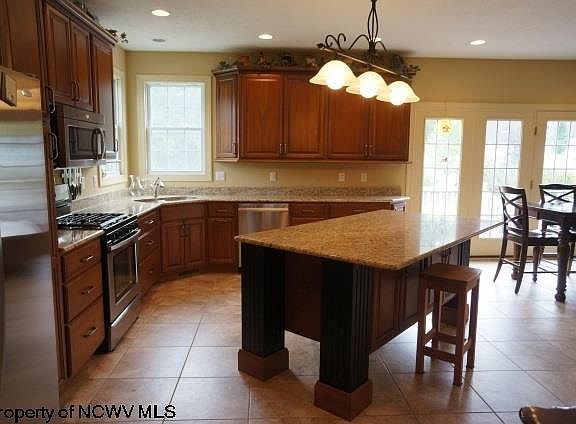4th image of 10 Berkshire Dr