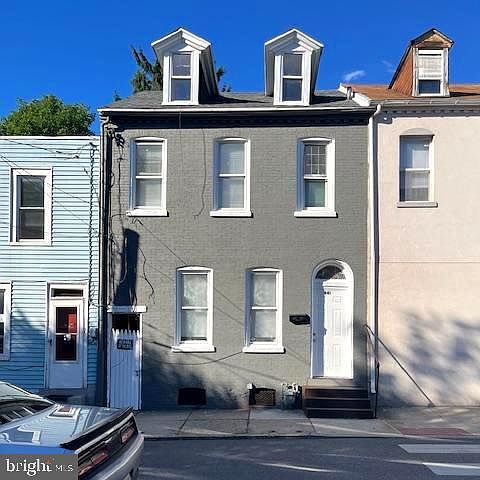1st image of 441 E Strawberry St