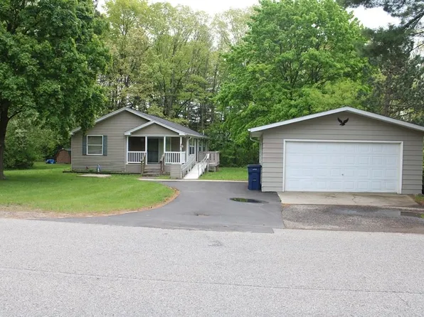 727 Old County Farm St, Harrison, MI 48625