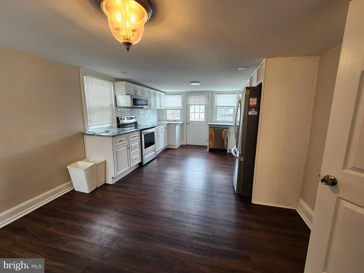 3 bed, 1300 sqft, $2,400 — Photo 2