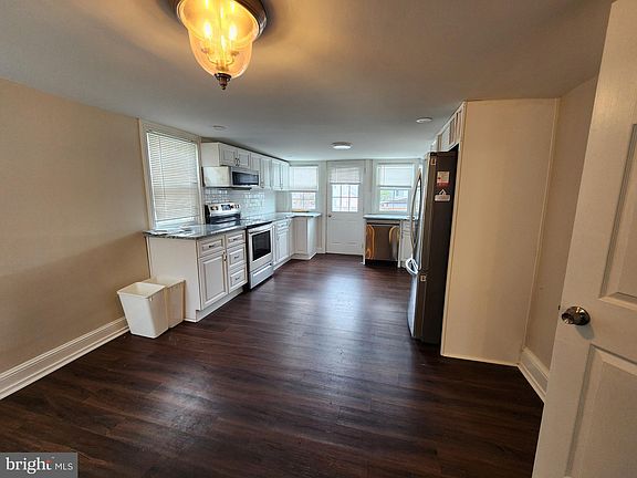 2nd image of 129 Shearer St Floor 2