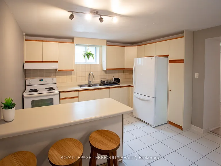 10 Northcliffe Blvd #BASEMENT — Photo 3