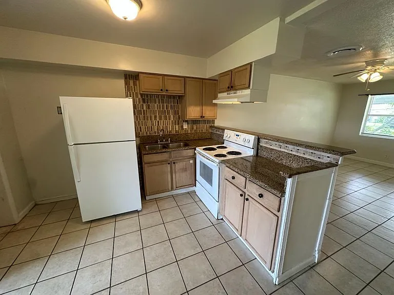 2601 NW 64th Ter — Photo 3