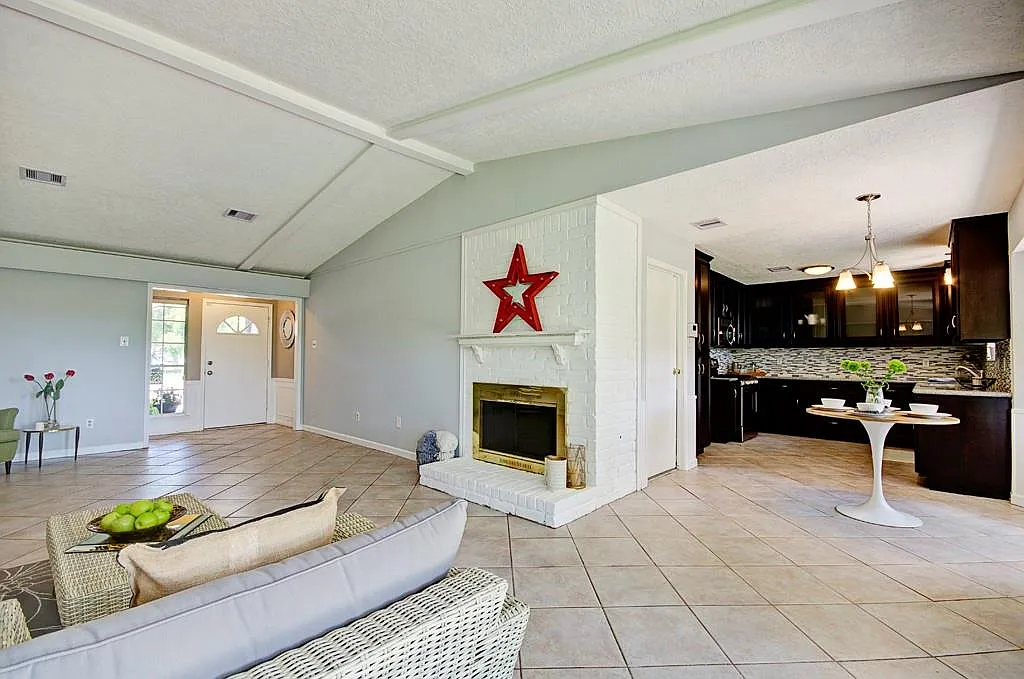 4 bed, 2.0 bath, 1640 sqft, $2,300 — Photo 4