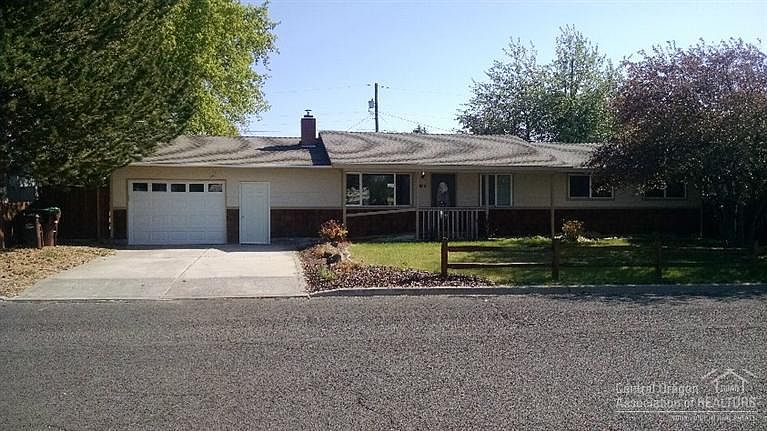 1st image of 820 SE 6th St
