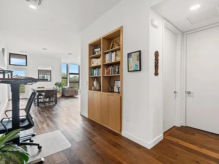 1322 E 12th St #406 — Photo 17