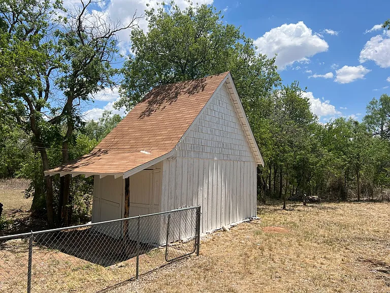 361 College Dr — Photo 16