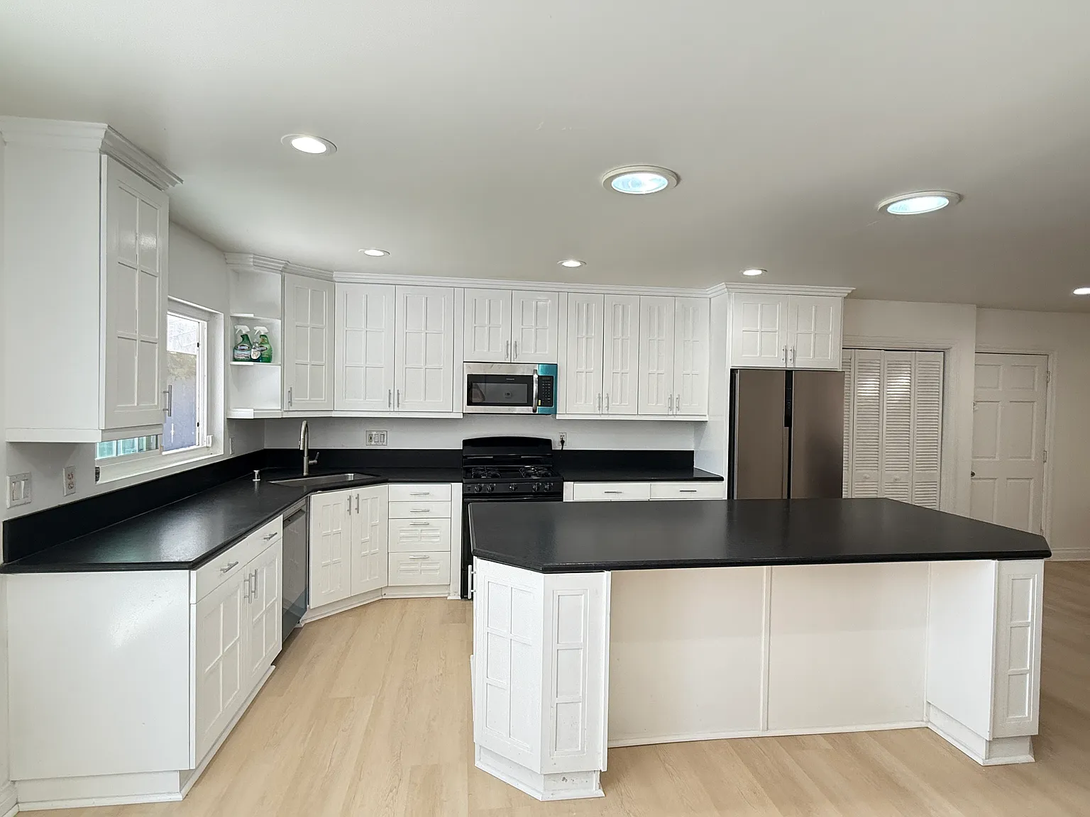 4 bed, 2859 sqft, $8,500 — Photo 4